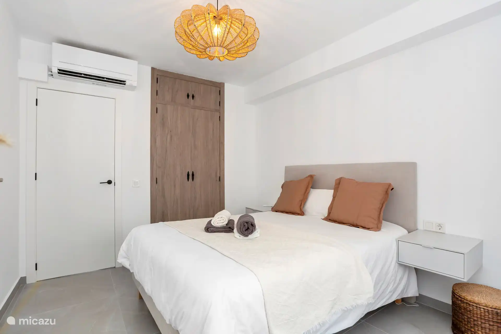 grote slaapkamer met Airco ,inbouwkast en 2 persoons bed , rolluik.