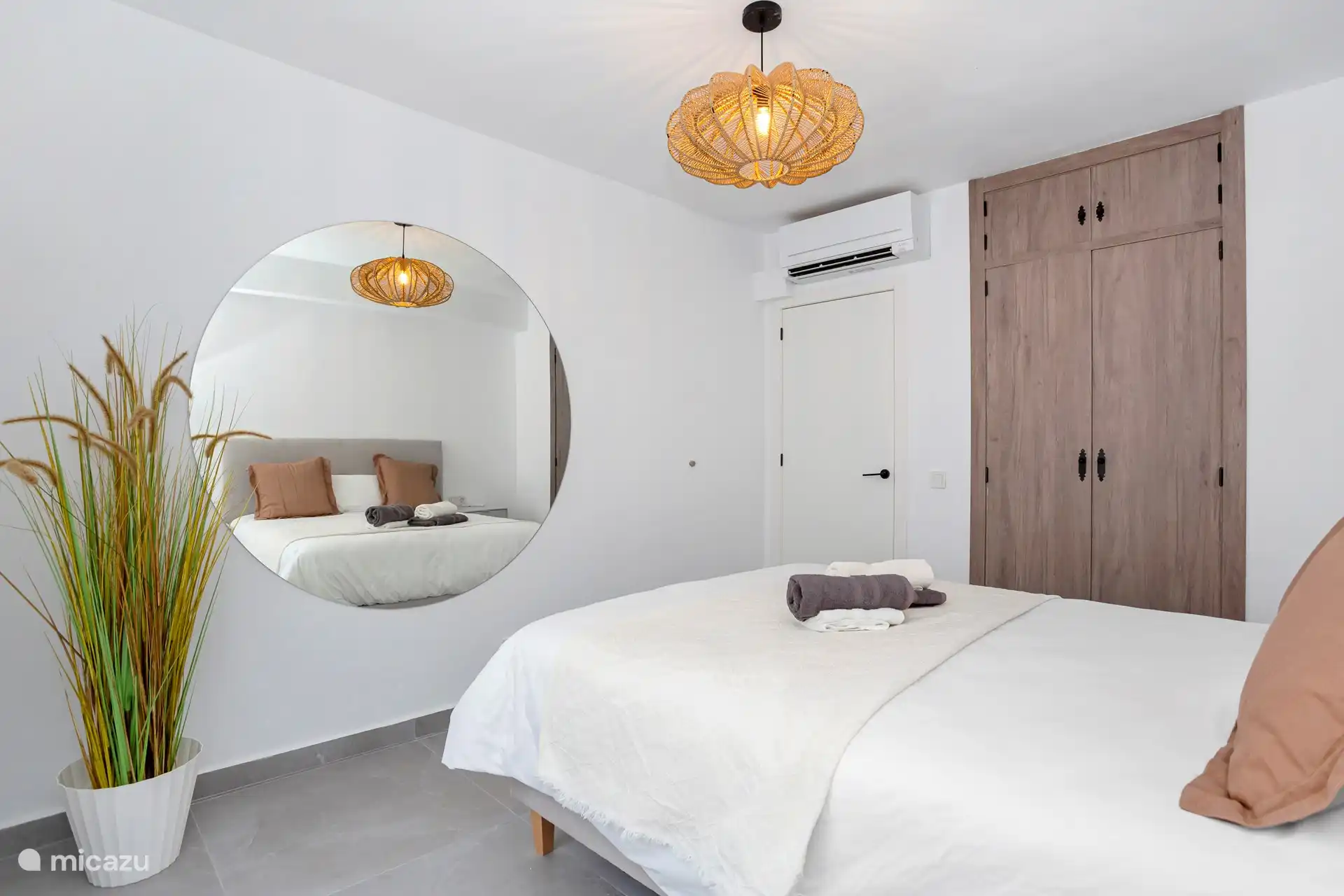 op de slaapkamers grote ronde spiegels