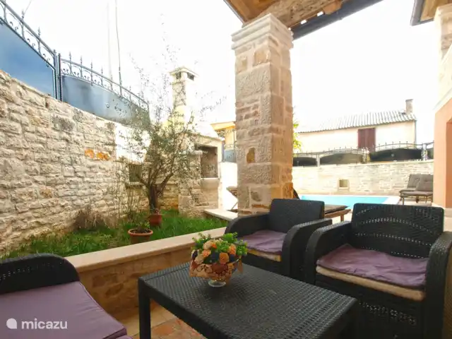 vakantiehuis huren in Kroatië, Istrië, Zminj – Huis Galant terras