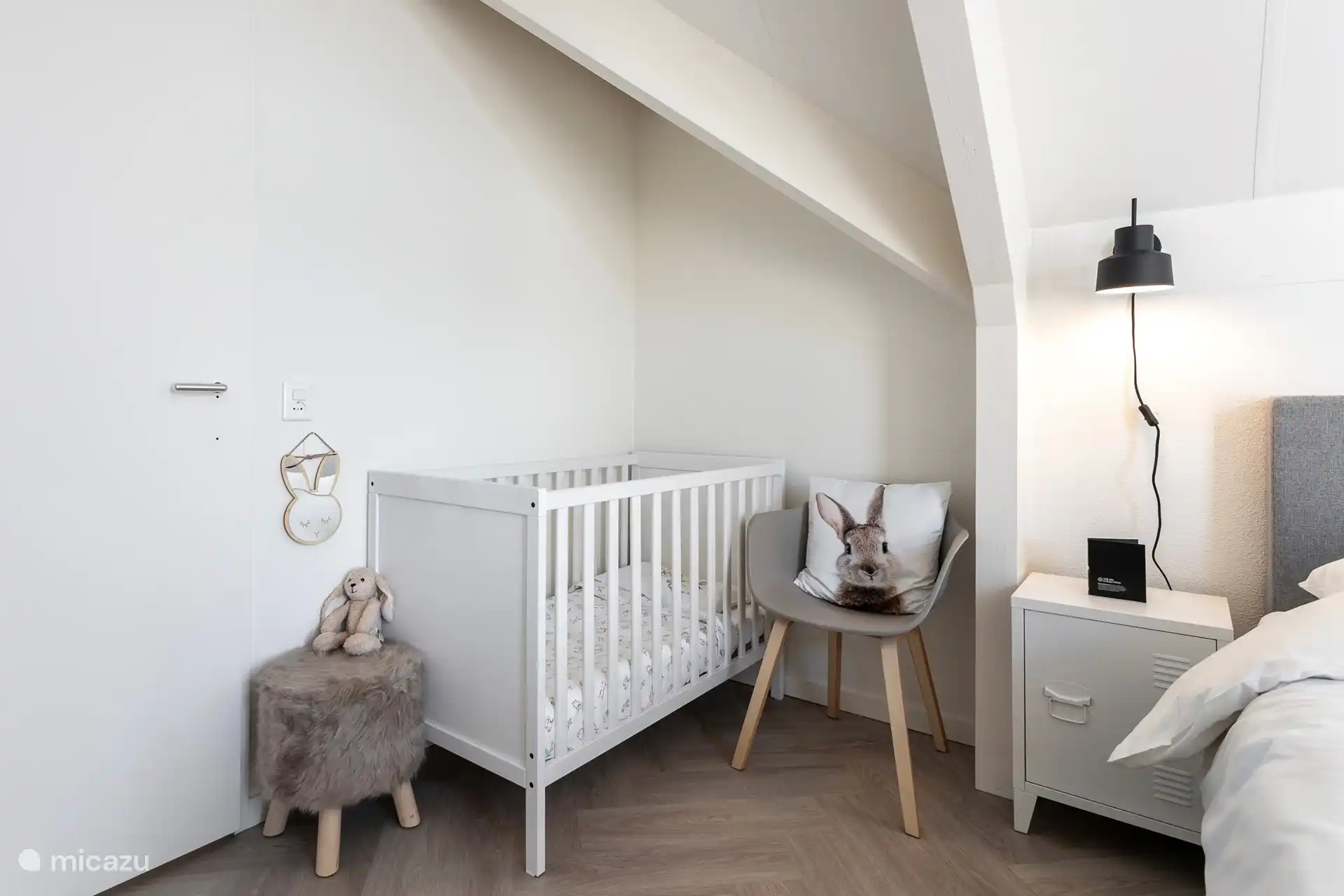 Ledikant voor kinderen. Op verzoek extra campingbed beschikbaar.