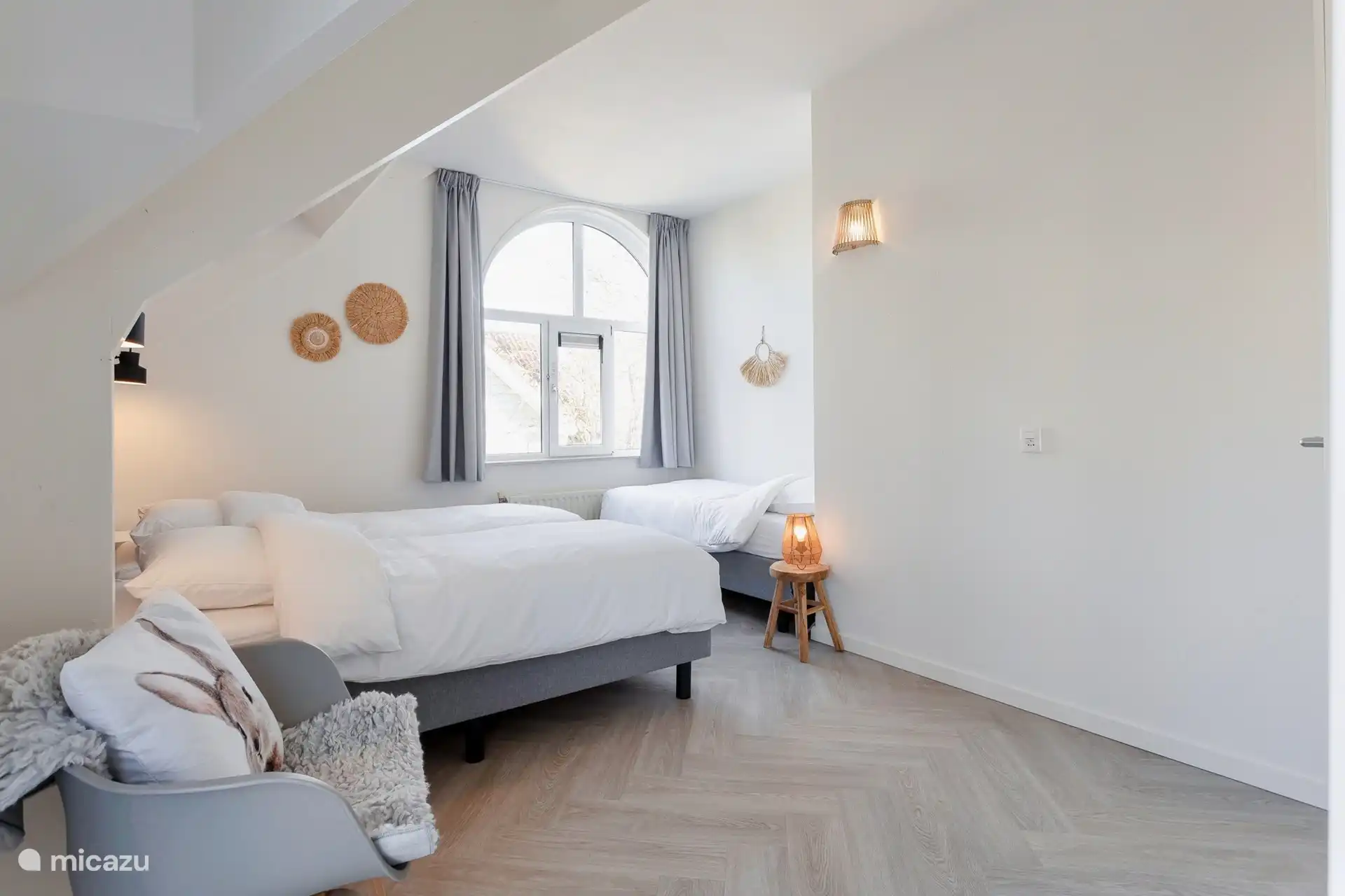 Slaapkamer met 2 persoons bed en 1 persoons bed