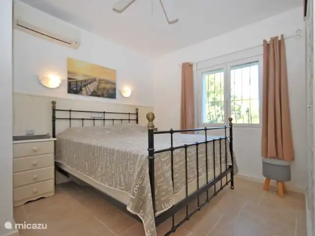 Villa Amaré en España, Costa Blanca, Benissa - villa dormitorio principal en planta alta con aire acondicionado y baño en suite