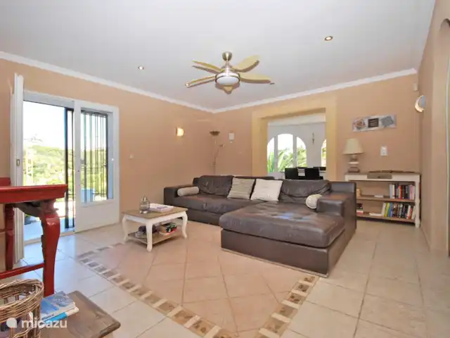 Villa Amaré en España, Costa Blanca, Benissa - villa Amplio salón en la planta baja con TV y puerta a la terraza de la piscina.