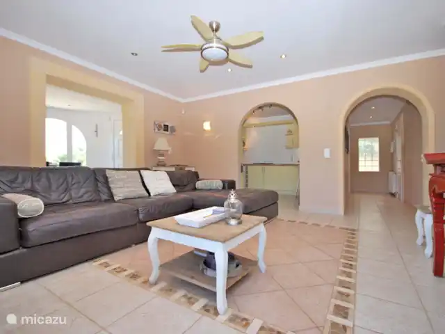 Villa Amaré en España, Costa Blanca, Benissa - villa Amplio salón en la planta baja con TV y puerta a la terraza de la piscina.