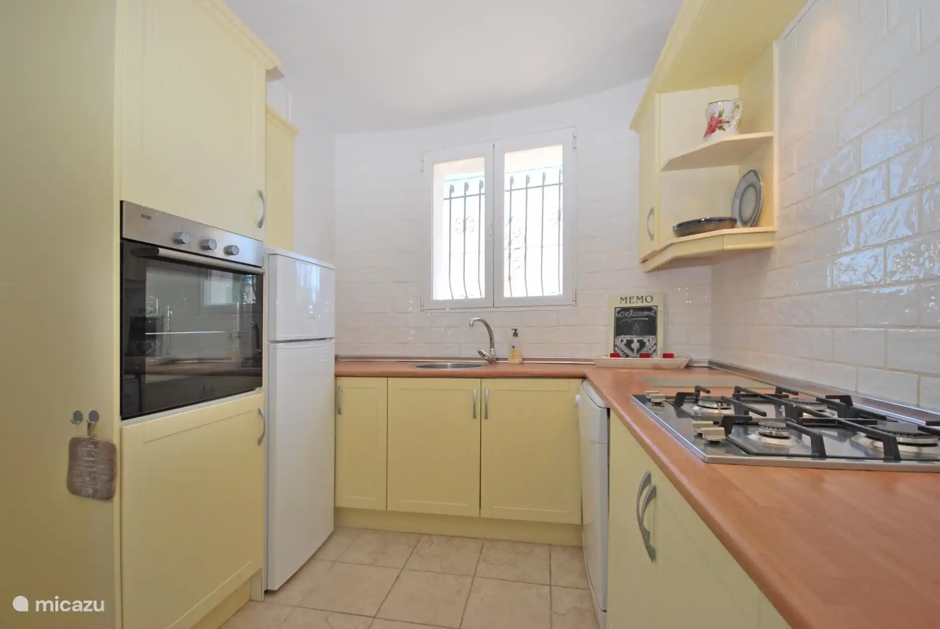 cuisine entièrement équipée au rez-de-chaussée