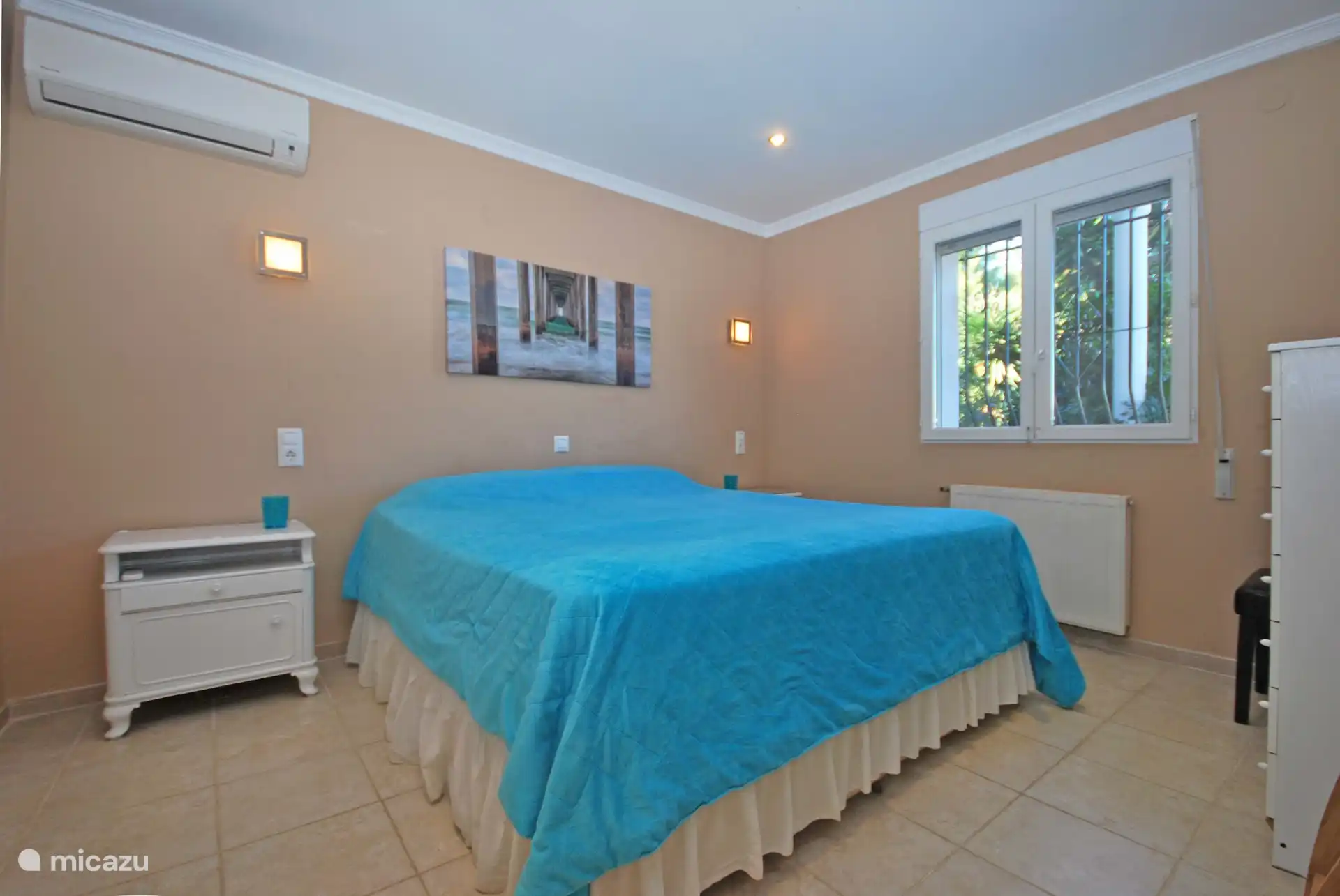 Chambre principale au rez-de-chaussée avec air climatisé 