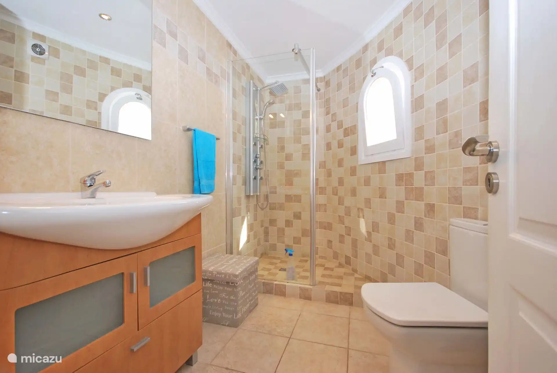 salle de bain en bas avec WC