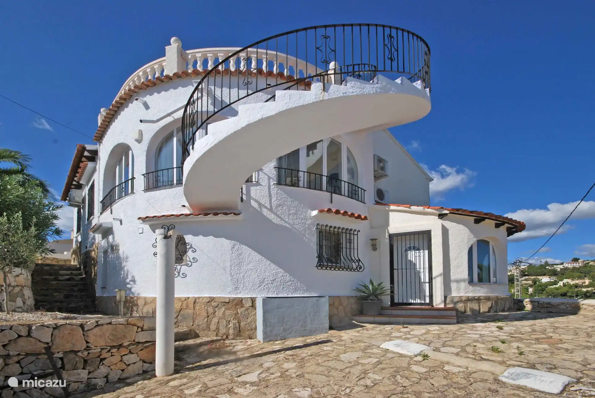 Façade de Villa Amare avec places de parking privées