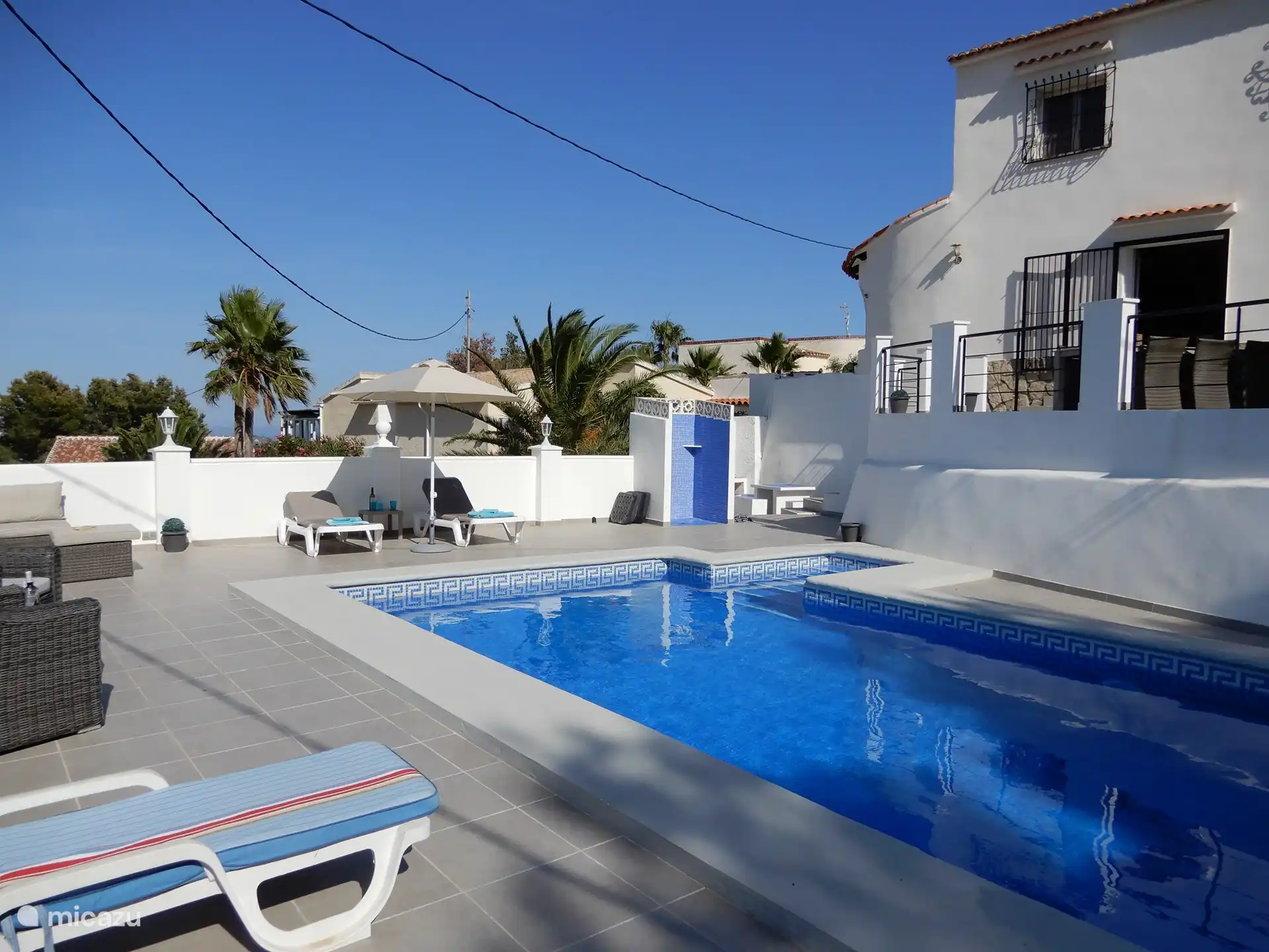 Belle piscine privée et terrasses ensoleillées