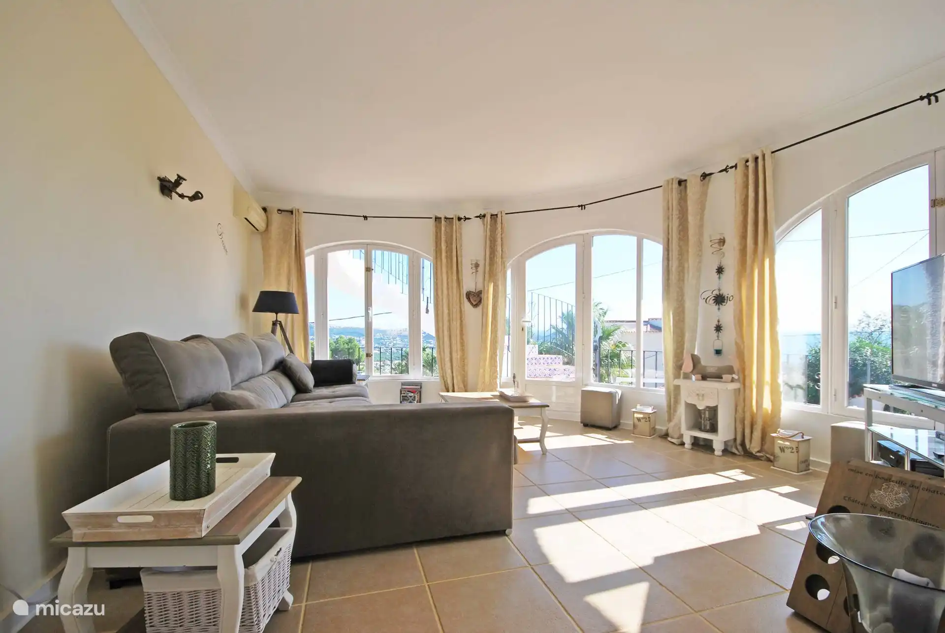 Salon à l'étage avec TV et vue mer