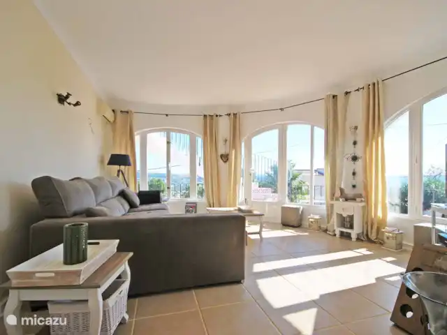 Villa Amaré en España, Costa Blanca, Benissa - villa Salón arriba con TV y vista al mar.