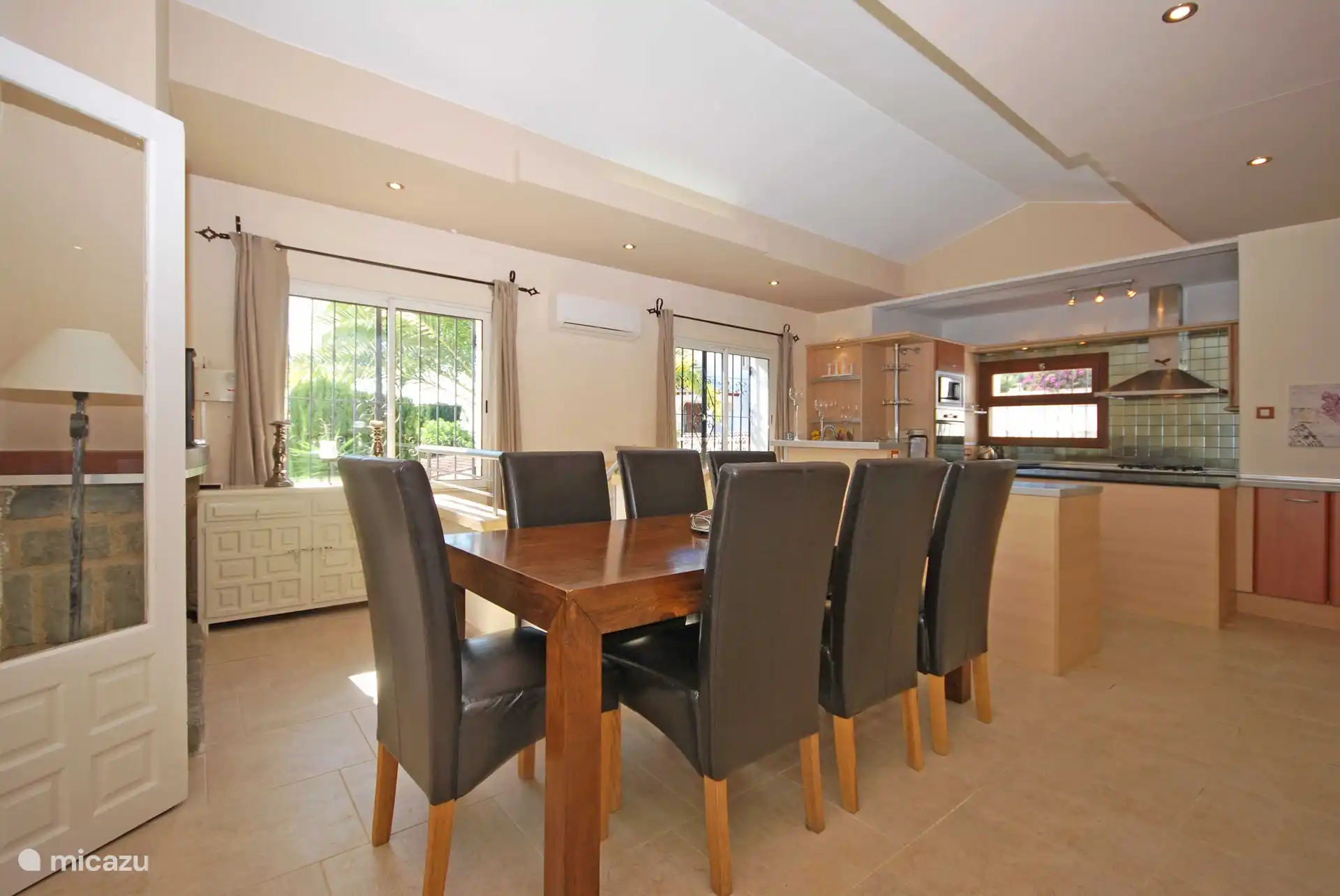 salle à manger à l'étage avec air conditionné