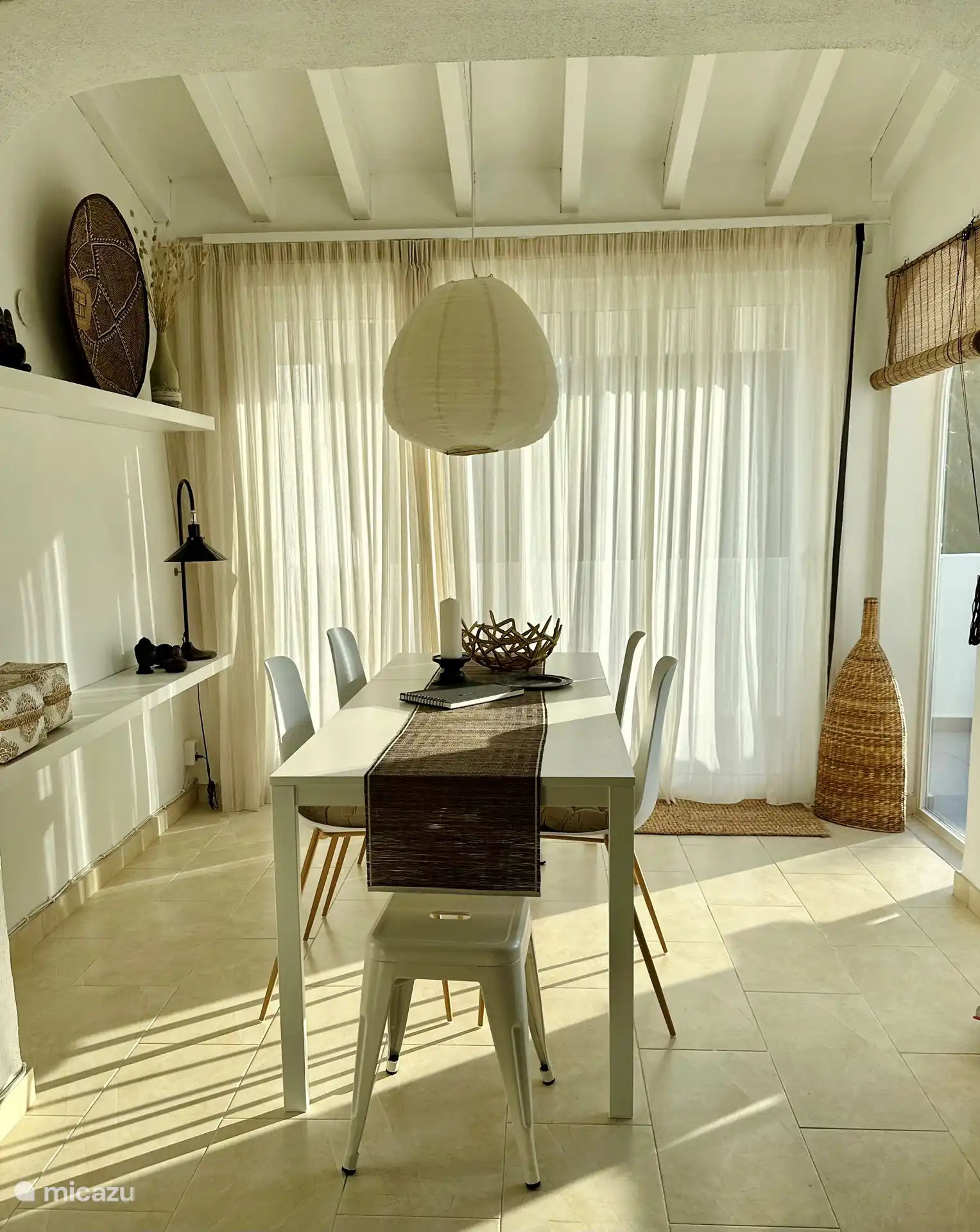 Salle à manger avec rideaux fermés