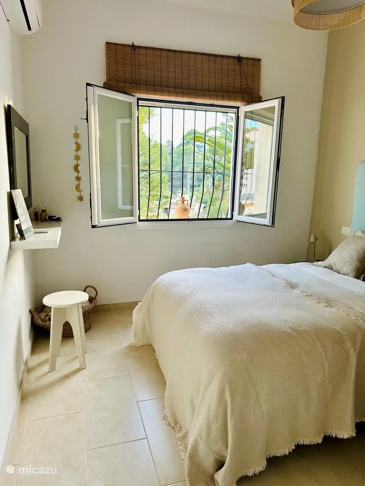 Chambre 2 avec fenêtres ouvertes