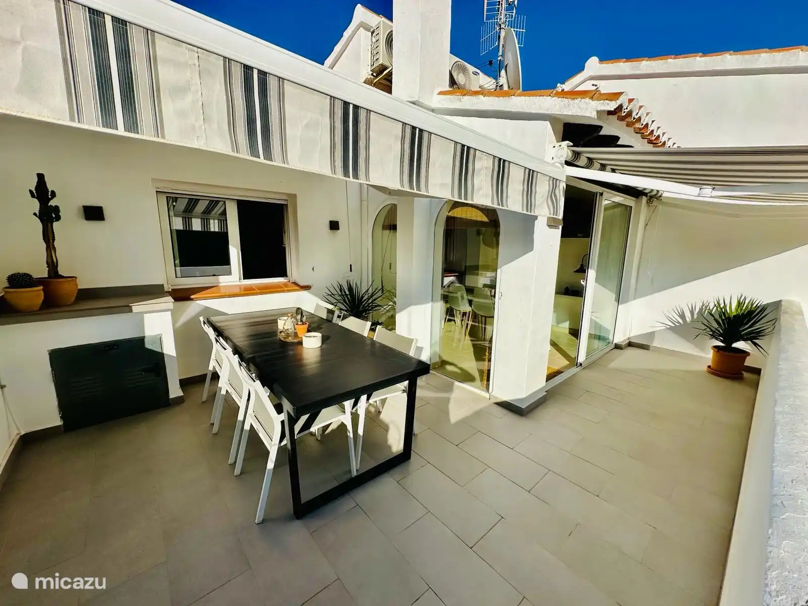 Toit-terrasse avec auvents dépliés