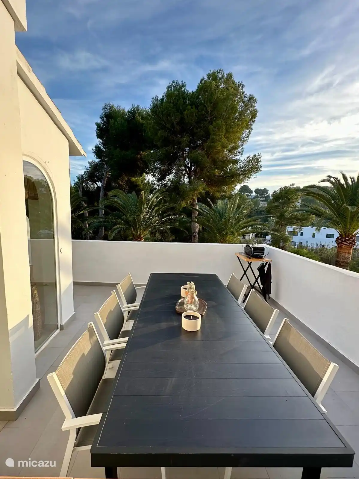 Vue depuis la fenêtre de la cuisine sur le toit-terrasse