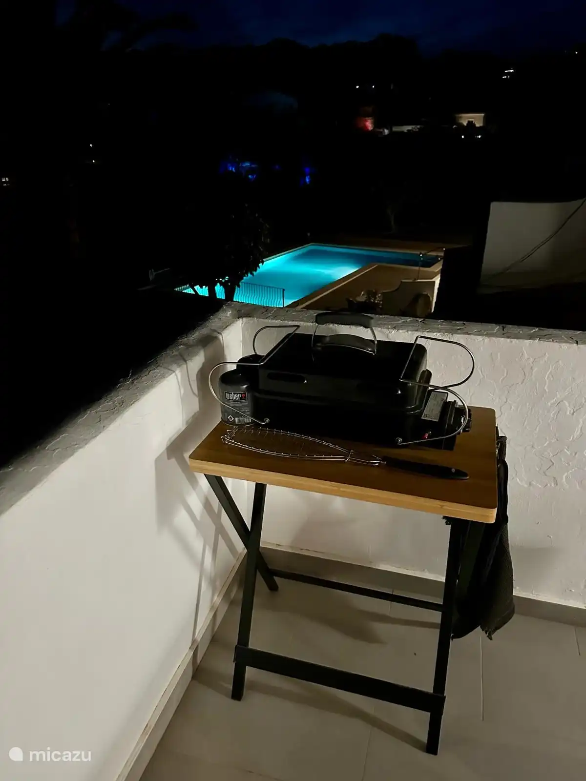 Barbecue avec vue sur la piscine