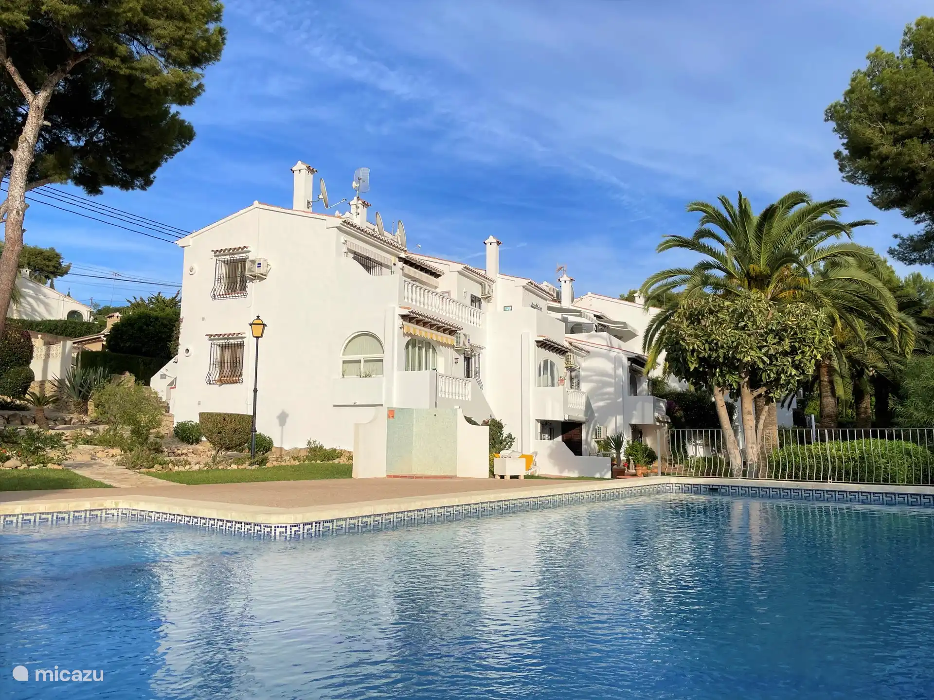 Piscine et complexe d'appartements 