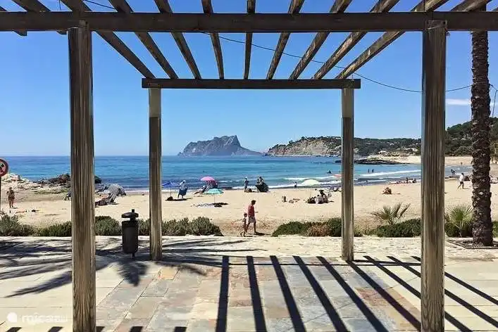 Belle plage de sable près du centre de Moraira