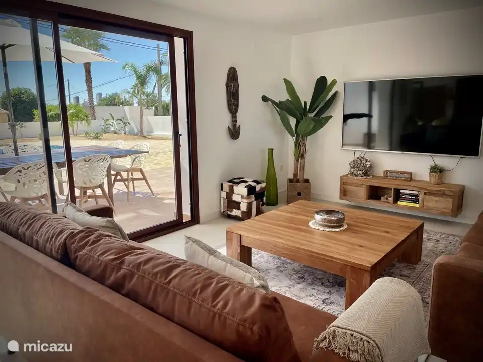 WiFi rápido, y una televisión inteligente de 70 pulgadas,... ¡pon las cervezas frías!