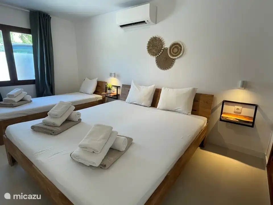 Amplias camas (90/200 y 180/200), con colchones macizos y refrigeración silenciosa Daikin.