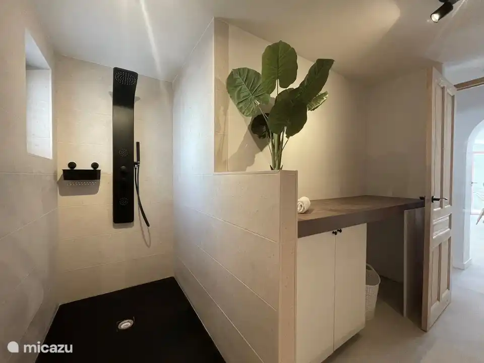 Amplias buenas duchas.