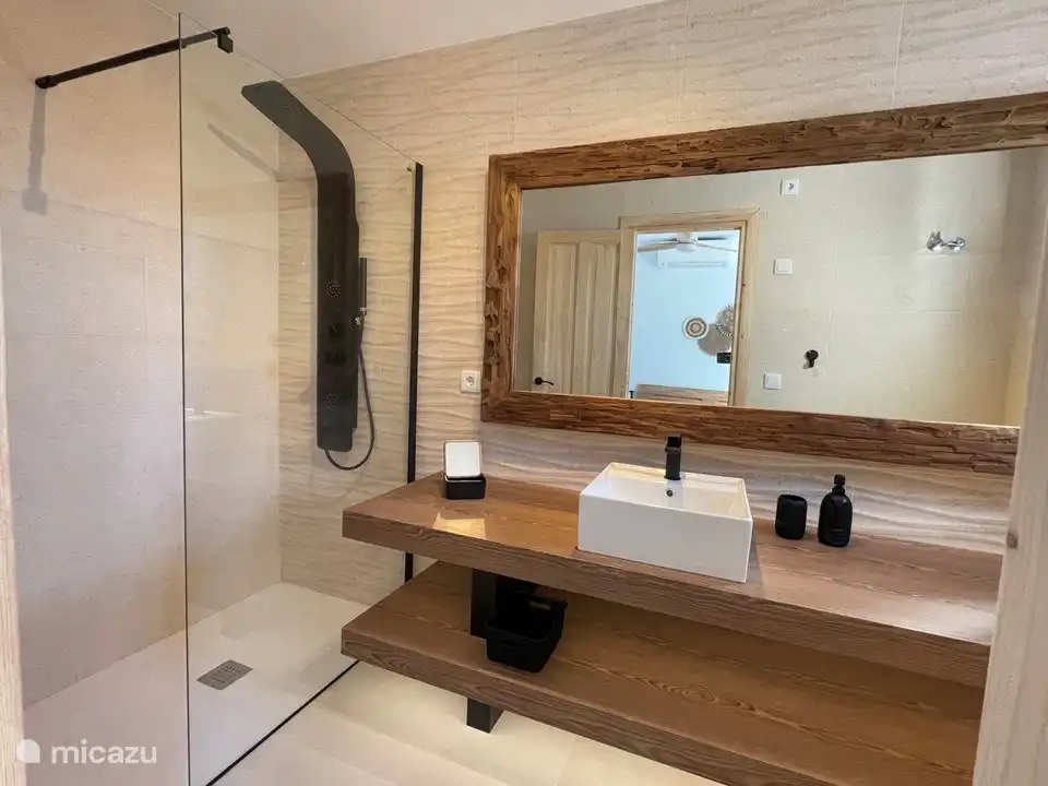 cada dormitorio tiene su propio baño y aseo.