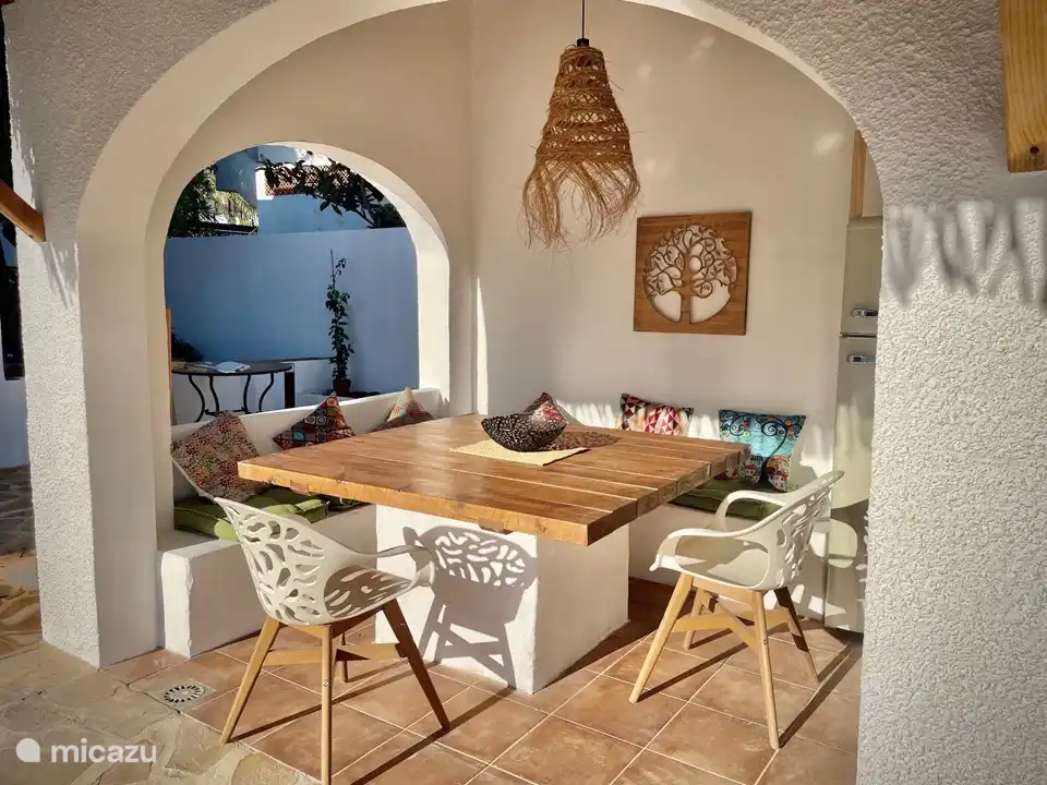 Tapas, vino, trozo de carne a la barbacoa,... bienvenidos al VillaGekko Tikibar.