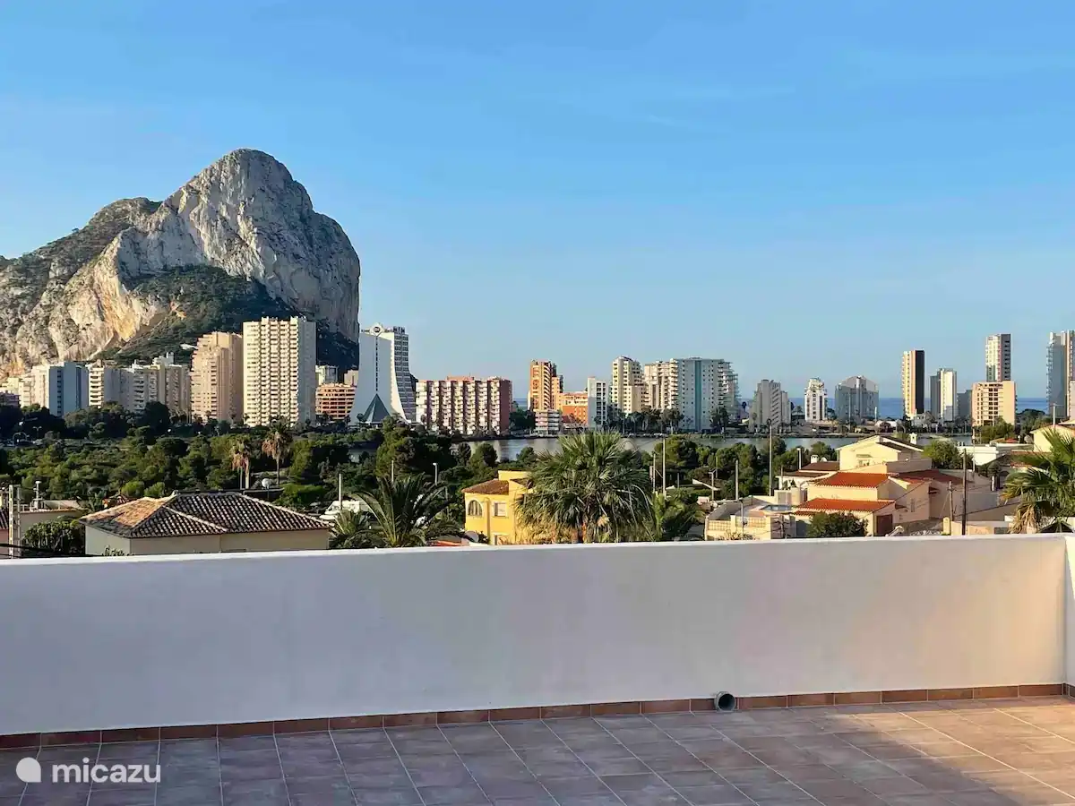 una terraza en la azotea de 50m2 ofrece las vistas más hermosas sobre el horizonte de Calpe y las Salinas donde se reproducen los flamencos.