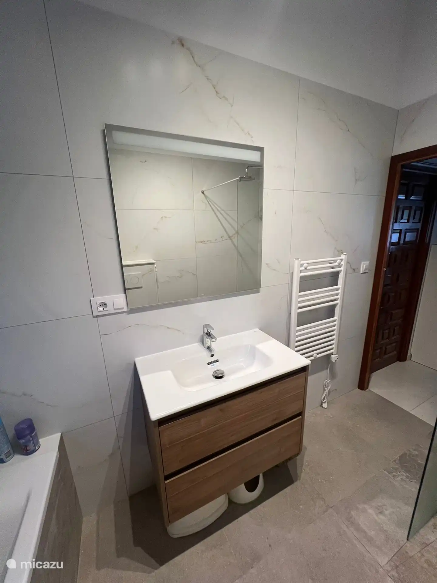 Badkamer op de 1e verdieping (gelijkvloers met het zwembad niveau) met ligbad en inloopdouche. 