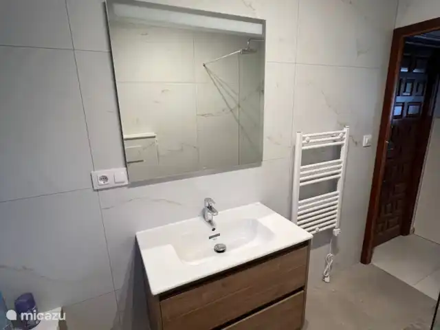 Siempre Verde - Con piscina climatizada en España, Costa Blanca, Moraira - villa Cuarto de baño en la 1ª planta (planta baja con el nivel de la piscina) con bañera y ducha a ras de suelo.