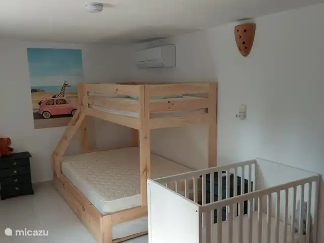 Siempre Verde - Con piscina climatizada en España, Costa Blanca, Moraira - villa Dormitorio con litera, tres cuartos para la cama de abajo, colchón plegable y cama en la planta baja.