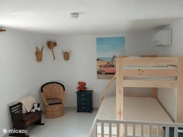 Siempre Verde - Con piscina climatizada en España, Costa Blanca, Moraira - villa Dormitorio con litera, tres cuartos para la cama de abajo, colchón plegable y cama en la planta baja.