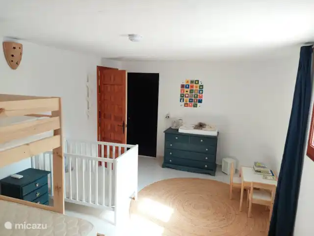 Siempre Verde - Con piscina climatizada en España, Costa Blanca, Moraira - villa Dormitorio con litera, cama de abajo de tres cuartos, colchón plegable y armazón de cama con cómoda en la planta baja.