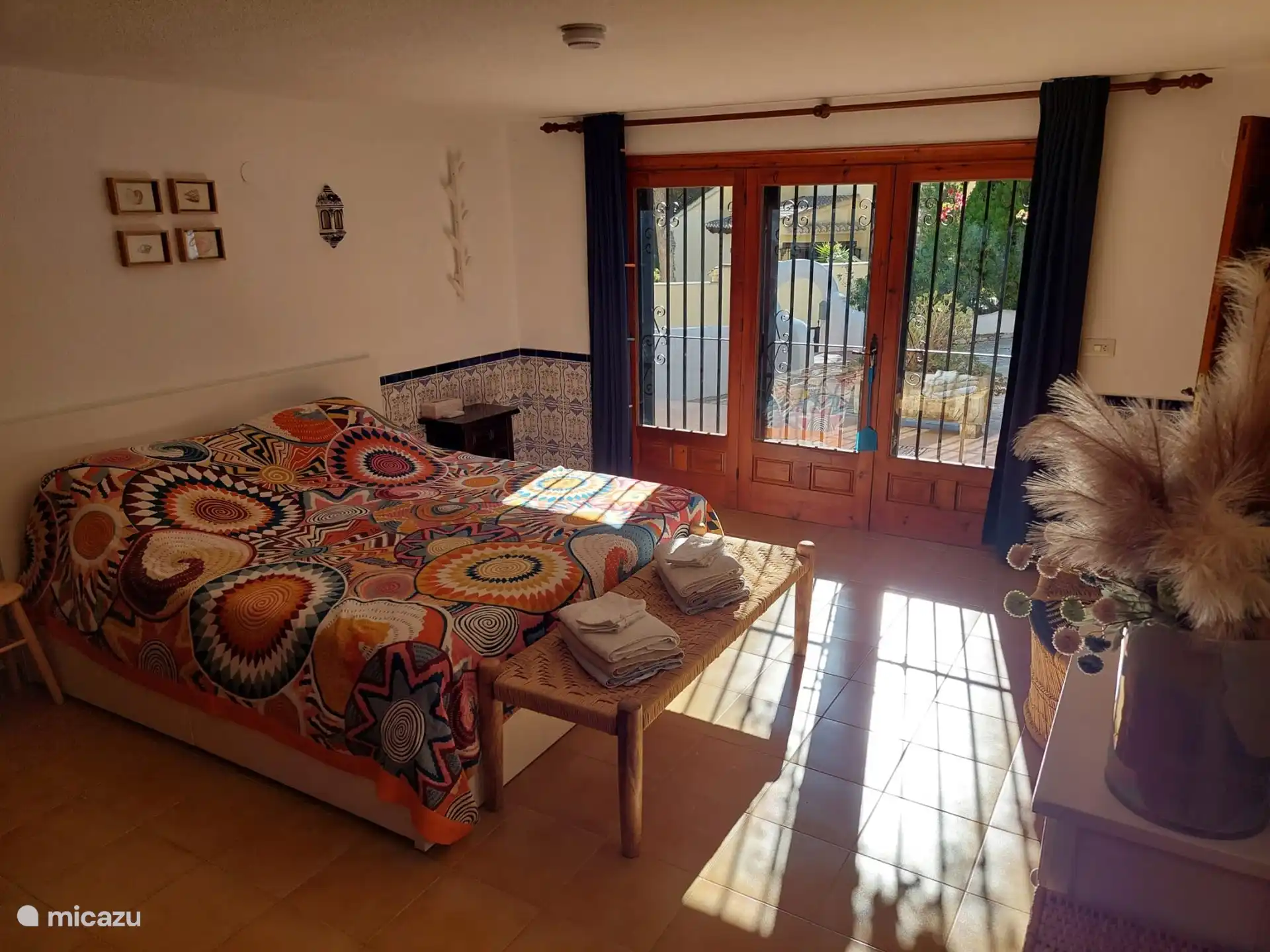 Slaapkamer met kingsize bed op de begane grond. 