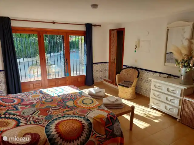 Siempre Verde - Con piscina climatizada en España, Costa Blanca, Moraira - villa Dormitorio con cama king size en planta baja.