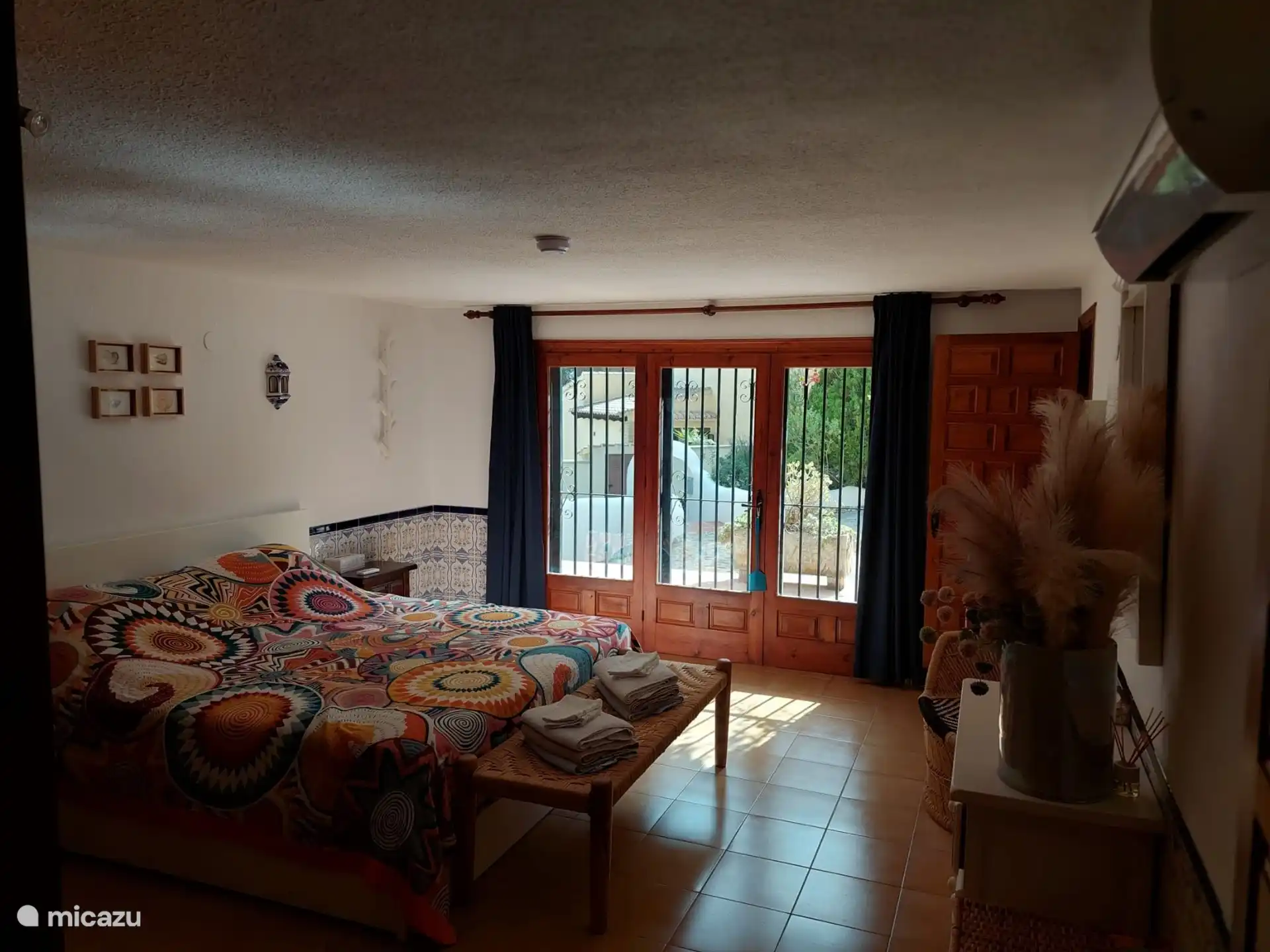 Slaapkamer met kingsize bed op de begane grond. 