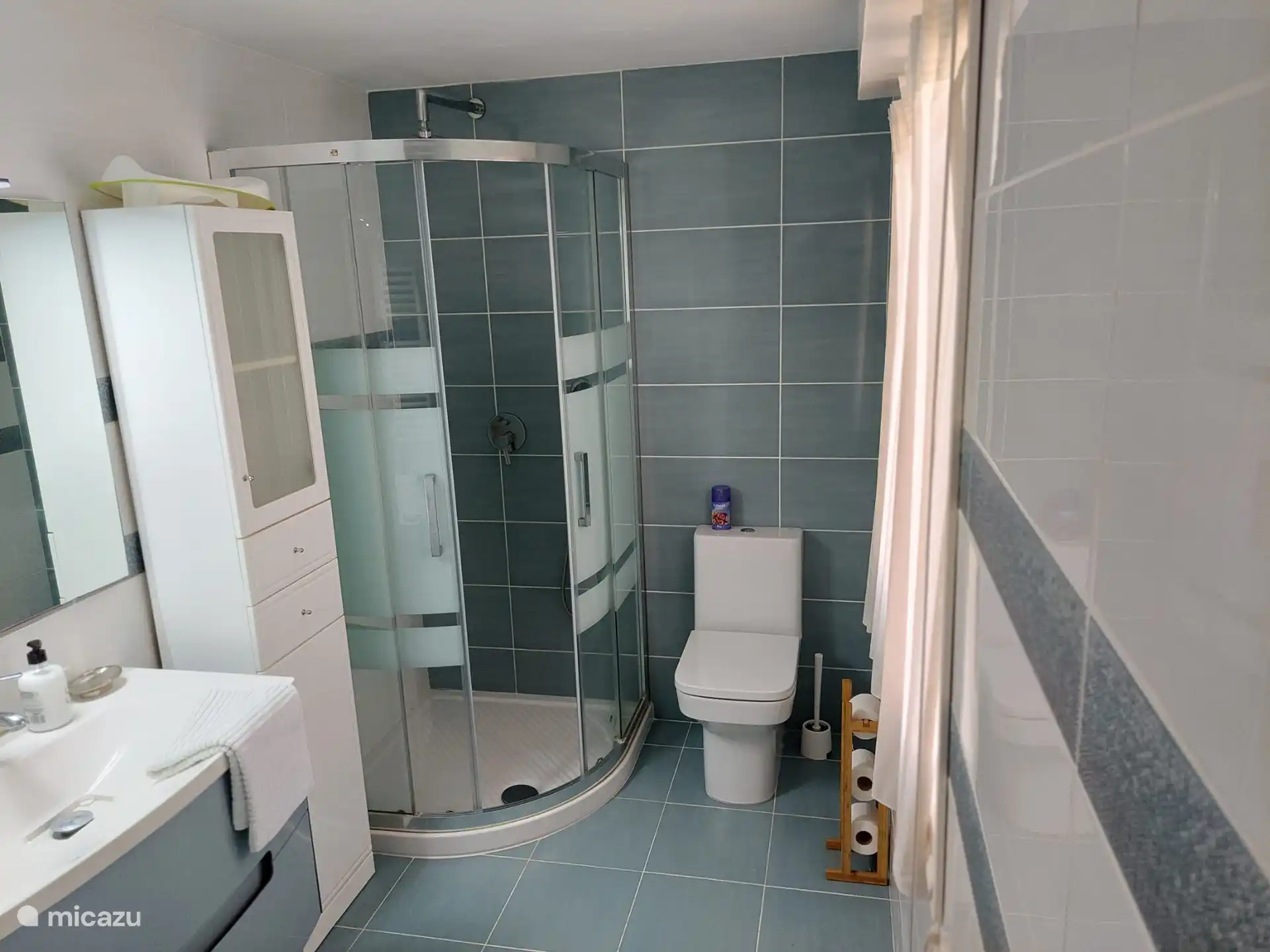 Badkamer welke aangrenzend aan de slaapkamer met king size bed ligt op de begane grond. 