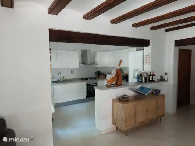 Siempre Verde - Con piscina climatizada en España, Costa Blanca, Moraira - villa Vista frontal de la cocina desde el salón de la planta baja.