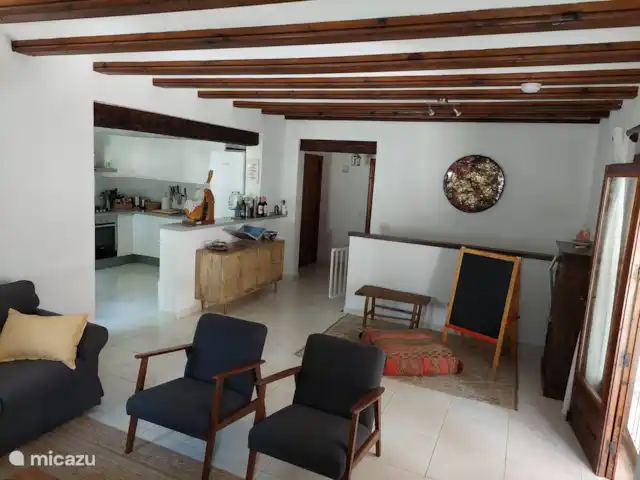 Siempre Verde - Con piscina climatizada en España, Costa Blanca, Moraira - villa Desde el salón se ven las escaleras que bajan a la planta baja con 2 dormitorios y 1 baño y el paso a los 2 dormitorios y baño en el 1er piso.