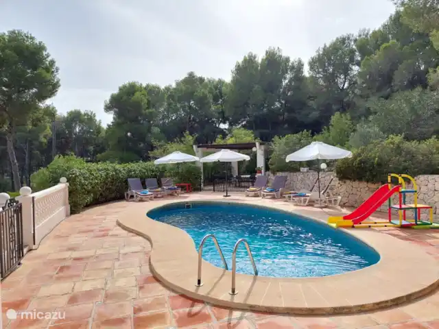 Siempre Verde - Con piscina climatizada en España, Costa Blanca, Moraira - villa Piscina al costado de la casa.