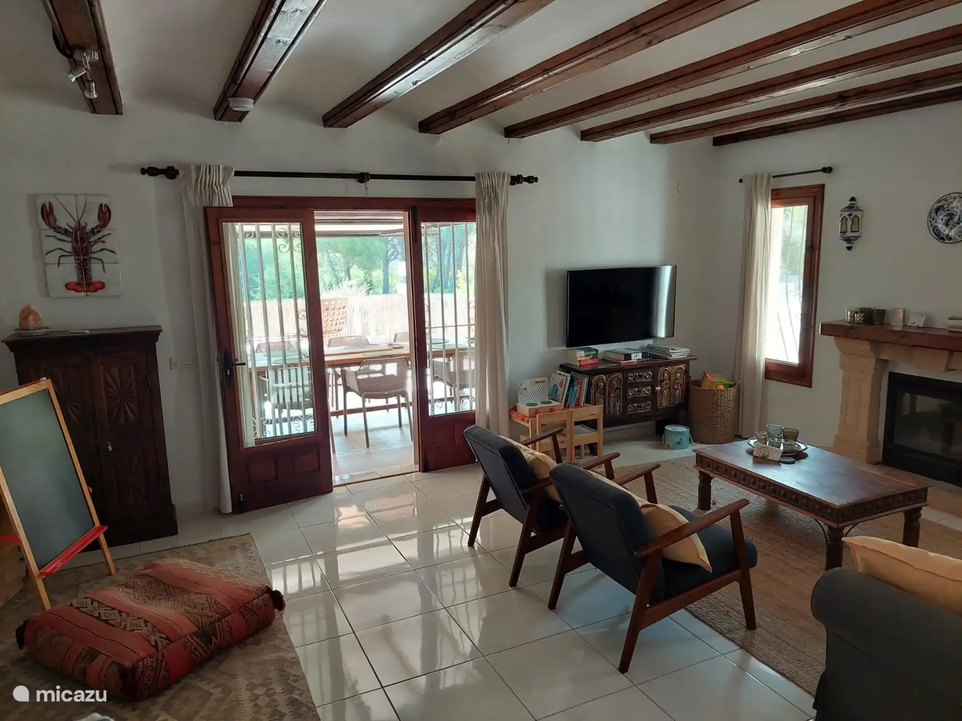 Aanzicht vanuit de keuken op de woonkamer en de doorgang naar de naya op de eerste verdieping. 