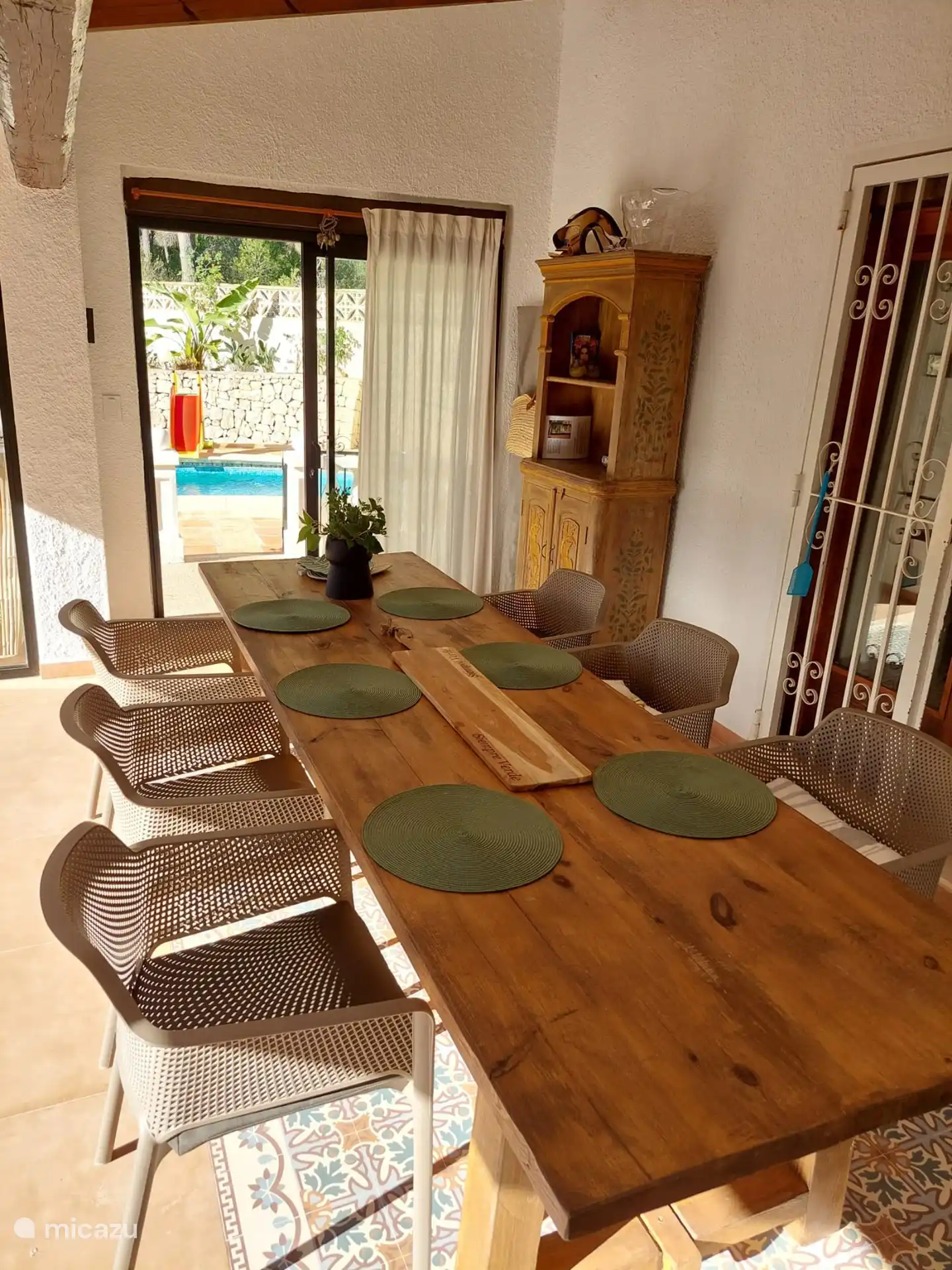 Naya met uitkijk naar het zwembad.