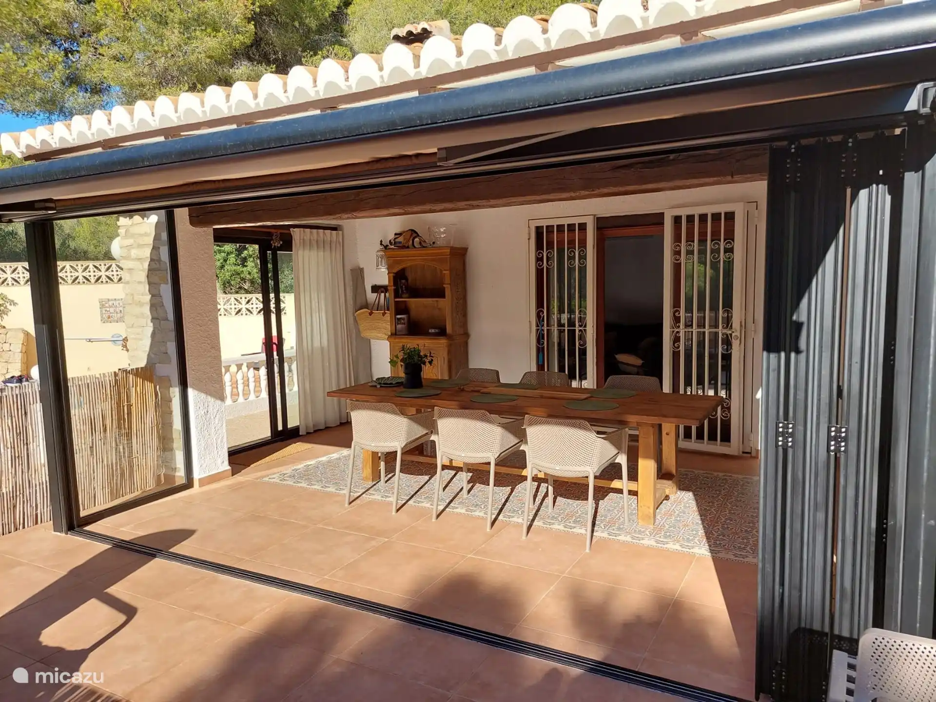 Aanzicht op de naya vanaf het terras. Met de ingeklapte schuifwand. 