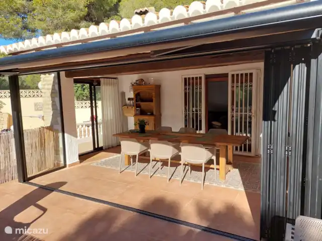 Siempre Verde - Con piscina climatizada en España, Costa Blanca, Moraira - villa Vista de la naya desde la terraza. Con la pared corredera plegada.