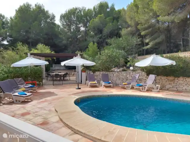 Siempre Verde - Con piscina climatizada en España, Costa Blanca, Moraira - villa Piscina con la naya y la pista de petanca al fondo.
