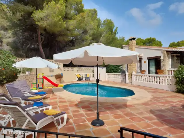 Siempre Verde - Con piscina climatizada en España, Costa Blanca, Moraira - villa Mirando desde la piscina hacia la casa con vistas a la naya y la terraza de la naya.