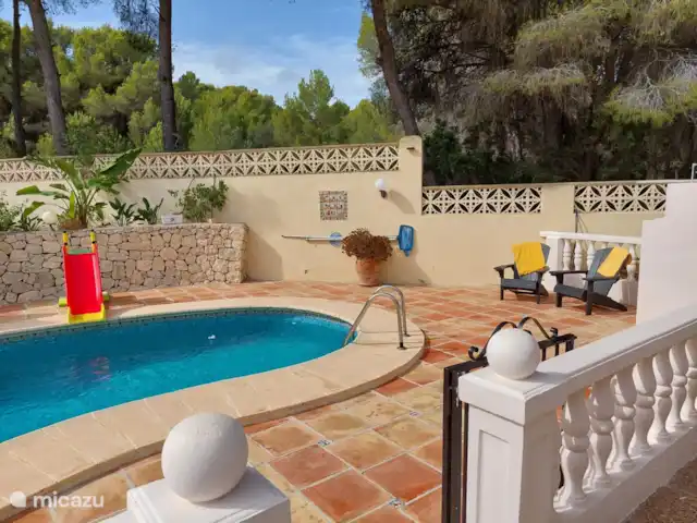 Siempre Verde - Con piscina climatizada en España, Costa Blanca, Moraira - villa Piscina con ducha exterior y portón para cerrar la zona de la piscina.