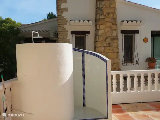 Siempre Verde - Con piscina climatizada en España, Costa Blanca, Moraira - villa Ducha exterior junto a la piscina y vista de la casa mirando las 2 ventanas del salón.