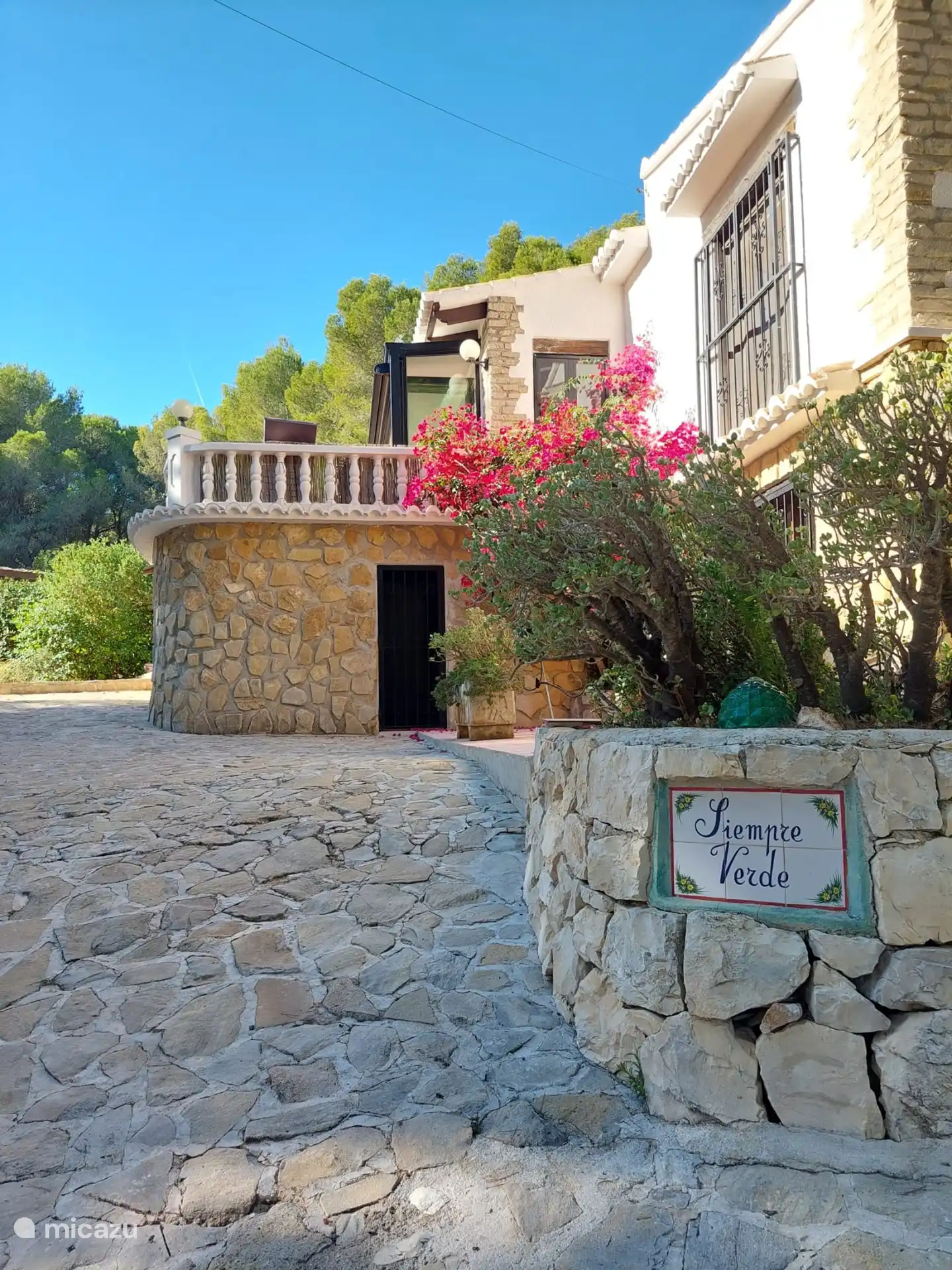 Voorkant van het huis gezien vanaf de entree. 